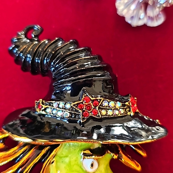 Kirk's Folly Witchy Pooh Halloween Brooch - Picture 3 of 6